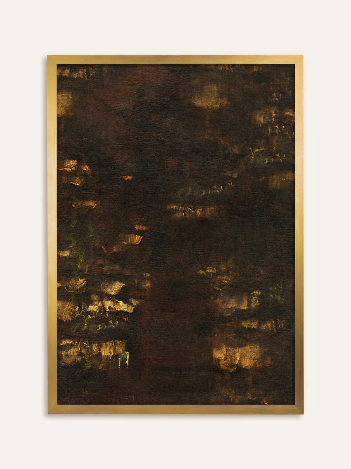 Wandbild, das fast schwarzes Braun mit kurzen, waagerechten Pinselstrichen in Gold, Ocker und Moosgrün zeigt, die wie Lichter im Dunkeln wirken. Im goldenen Rahmen greift das Bild die goldenen Striche auf und wirkt wie ein antikes Gemälde. #Rahmen_Gold