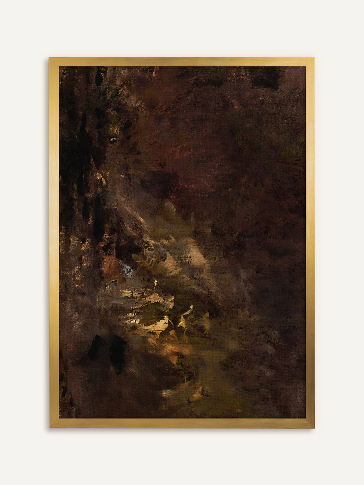 Wandbild, das dunkles Braun und Rotbraun mit einer goldbraun aufleuchtenden Stelle in der Bildmitte zeigt, die an Licht in einer abendlichen Landschaft erinnert. Im goldenen Rahmen greift es das warme Licht auf und wirkt wie ein antikes Gemälde. #Rahmen_Gold
