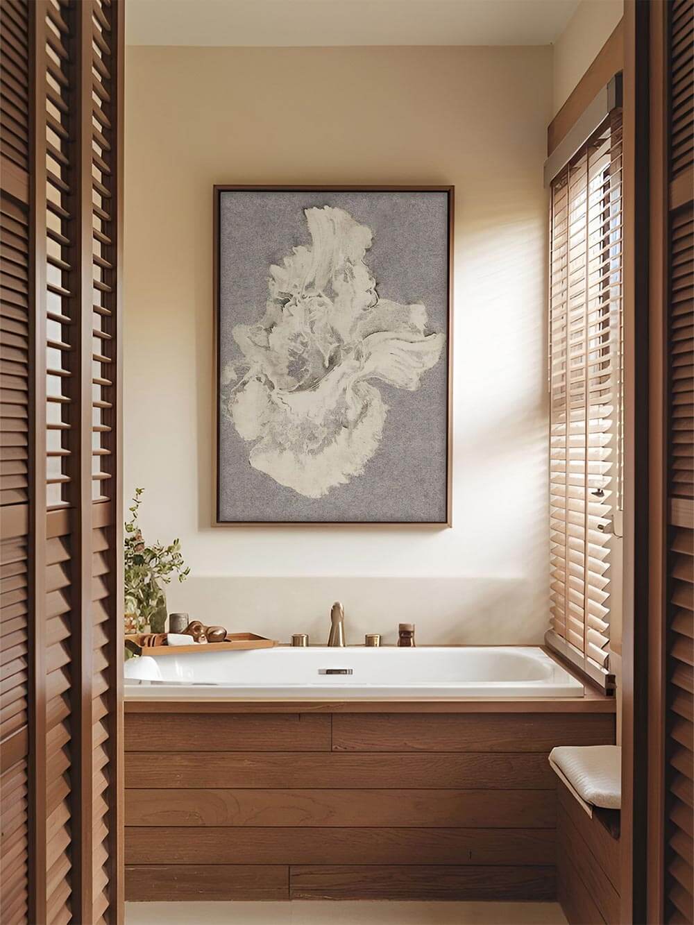 Abstraktes Blumen Wandbild im Japandi-Stil über einer Holzbadewanne. Der ruhige Kunstdruck verleiht dem Raum eine sanfte, meditative Stimmung.