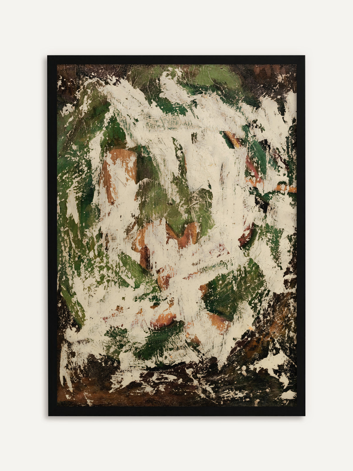 Gerahmtes Poster, das kräftige Pinselstriche in Grün, Creme und Rostbraun mit dunkelbraunen Rändern zeigt, die an verwitterte Patina erinnern. Mit schwarzem Rahmen bekommt das abstrakte Vintage-Motiv eine klare Kontur. #Rahmen_Schwarz