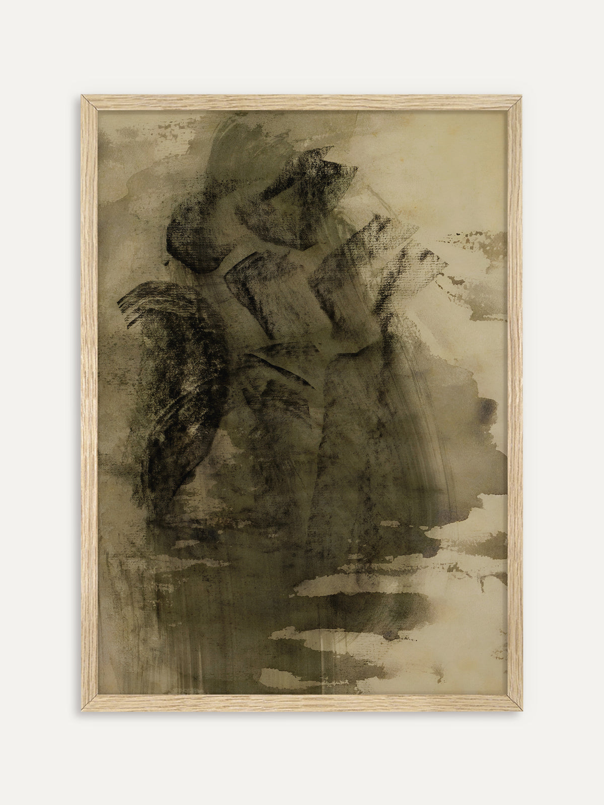 Kunstdruck, der dunkle olivgrüne und schwarze Pinselflächen auf warmem, gealtertem Beige zeigt, die an Felsen im Nebel erinnern. Im Rahmen aus hellem Holz wirkt das Wabi-Sabi-Motiv ruhig und natürlich. #Rahmen_Helles Holz