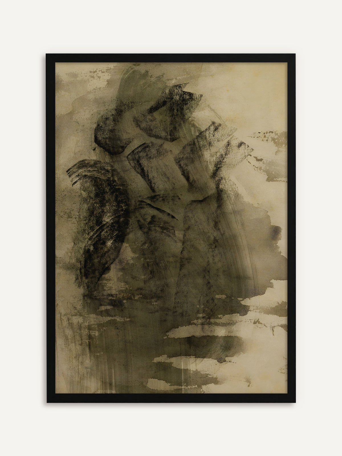 Gerahmtes Poster, das dunkle olivgrüne und schwarze Pinselflächen auf warmem, gealtertem Beige zeigt, die an Felsen im Nebel erinnern. Mit schwarzem Rahmen greift das Japandi-Motiv die schwarzen Striche auf und wirkt klar. #Rahmen_Schwarz