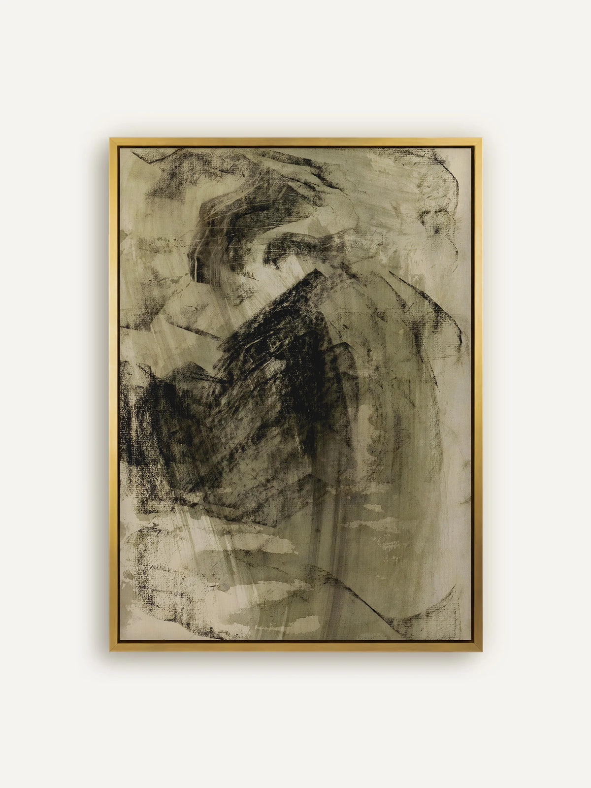 Abstraktes Leinwandbild mit kreidigen schwarzen Strichen auf olivgrünem und sandfarbenem Grund, durchzogen von hellen Streifen, im Schattenfugenrahmen in Gold. Wabi Sabi Wandbild nach Carel Adolph Lion Cachet. #Rahmen_Gold
