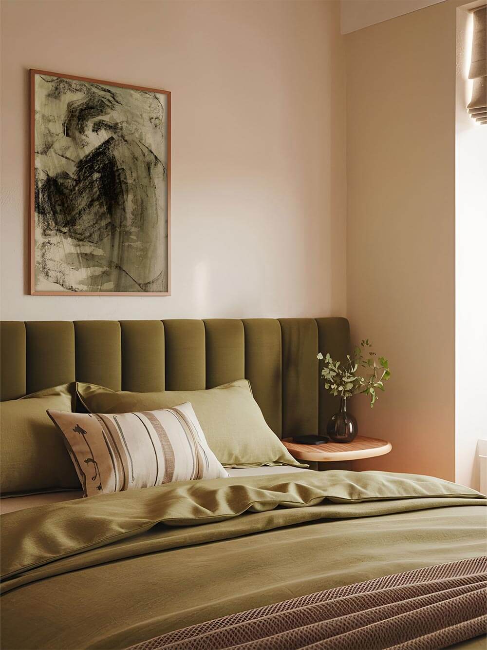 Gerahmter abstrakter Kunstdruck im Wabi-Sabi-Stil über einem olivgrünen Bett. Die natürlichen Farben und organischen Formen verleihen dem Schlafzimmer eine ruhige, geerdete Atmosphäre.