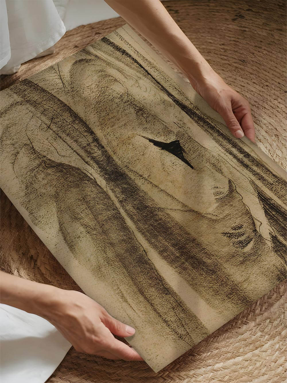 Nahaufnahme eines gerollten Kunstdrucks mit weich gezeichneten Formen und feiner Papierstruktur. Die erdige Farbgebung und Textur des Papiers sind deutlich sichtbar.