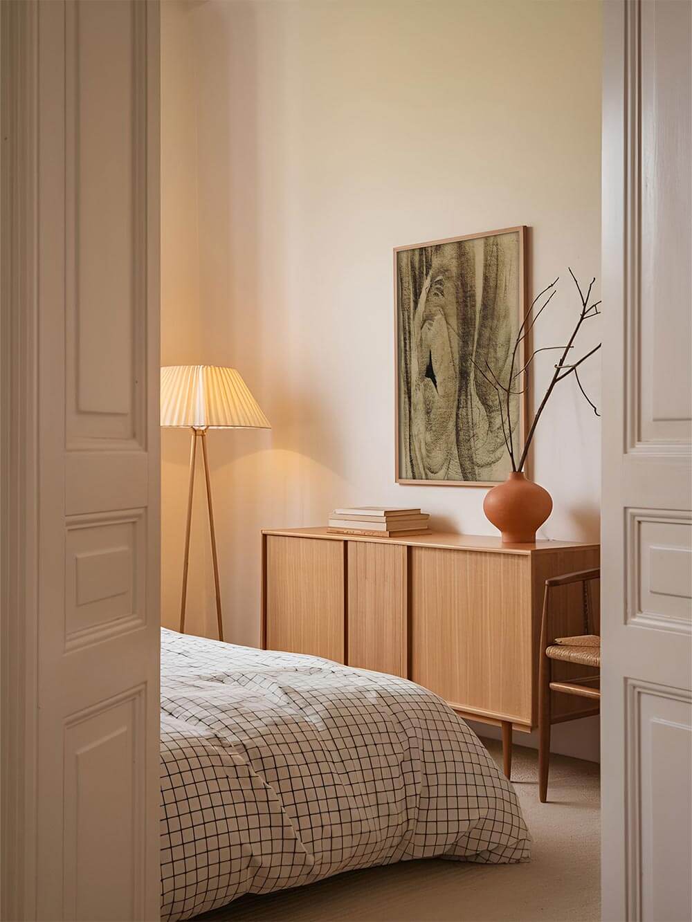 Gerahmter Wabi-Sabi Kunstdruck mit abstrakter Linienführung über einer Kommode im Schlafzimmer. Das ruhige Wandbild ergänzt die natürliche Japandi-Einrichtung harmonisch.