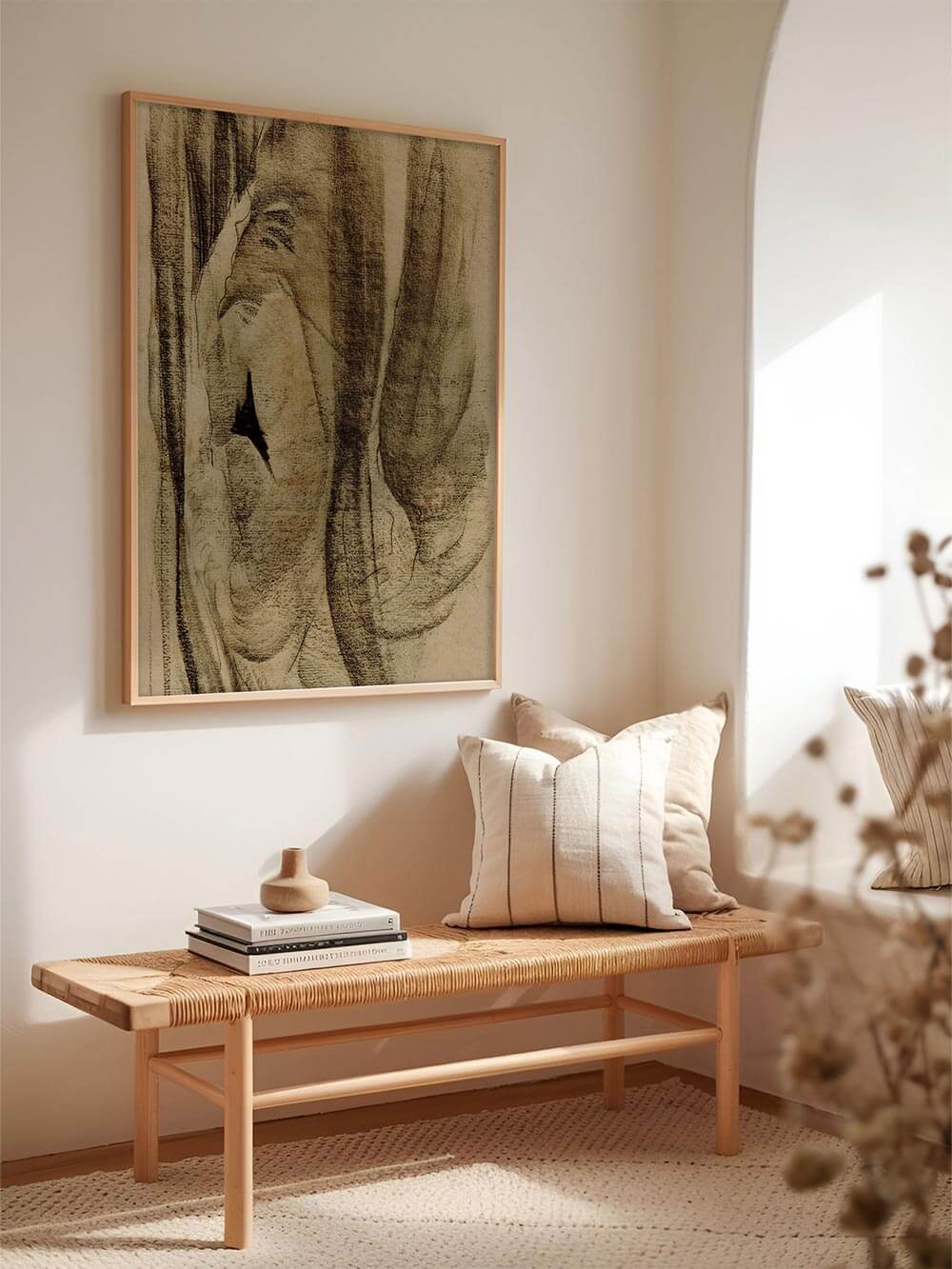 Abstrakter Kunstdruck in Naturtönen, gerahmt an einer hellen Wand über einer Sitzbank mit Leinenkissen. Das Vintage-Wandbild bringt ruhige Eleganz in den Eingangsbereich.