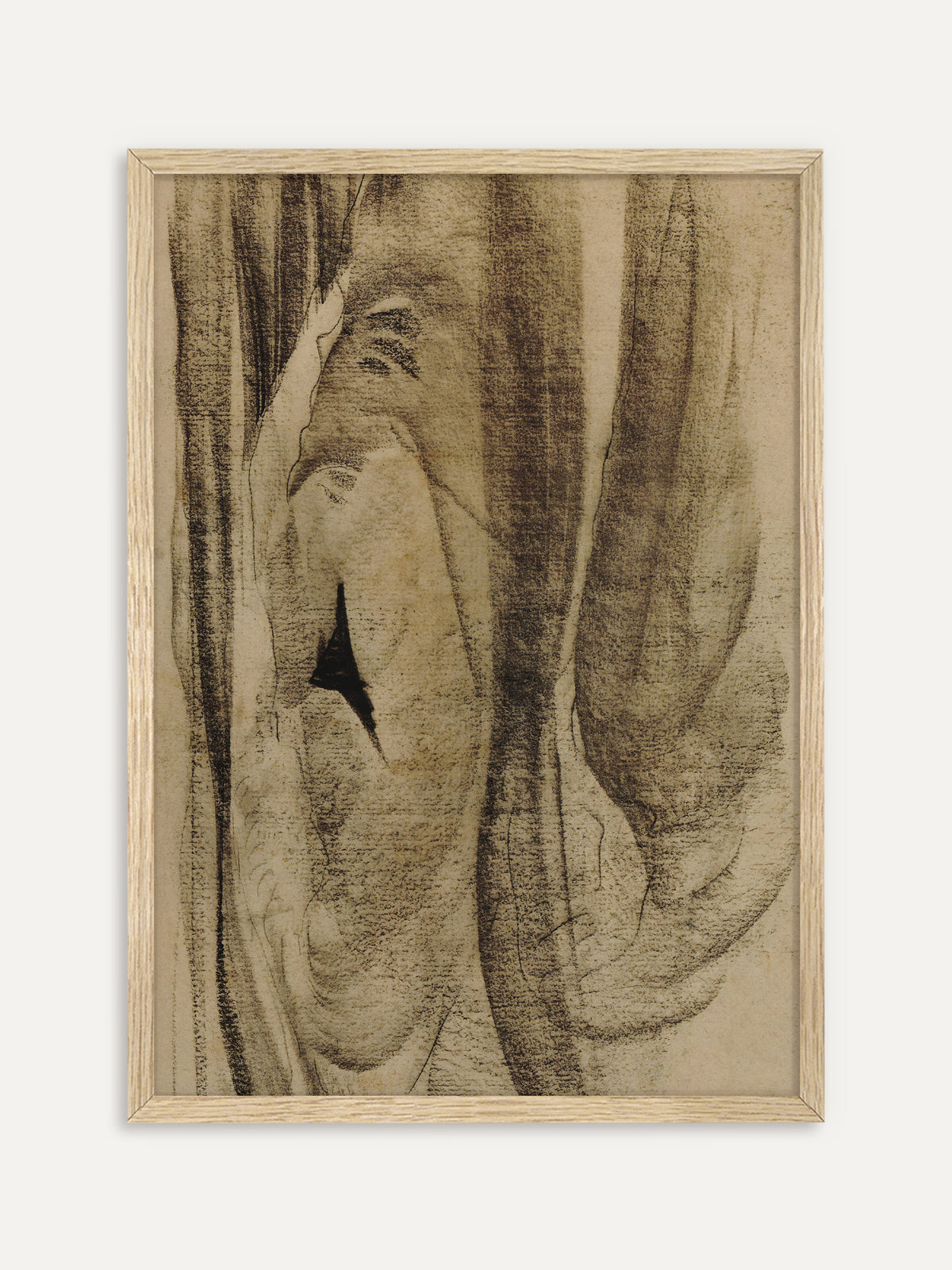 Kunstdruck, der weich verwischte, senkrecht fallende Formen in Sepia und Dunkelbraun auf beigem Papier zeigt, die an fließenden Stoff erinnern. Im Rahmen aus hellem Holz wirkt das Wabi-Sabi Motiv sanft und ruhig. #Rahmen_Helles Holz