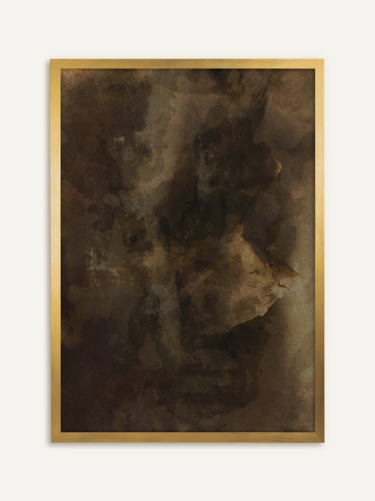 Wandbild, das wolkige, ineinanderfließende Schichten in Dunkelbraun, Ocker und Schwarz mit rauer, patinierter Oberfläche zeigt. Im goldenen Rahmen leuchten die Ockertöne auf und das Bild bekommt einen Vintage Glanz. #Rahmen_Gold