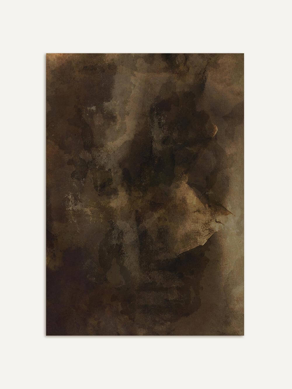 Abstrakter Kunstdruck mit dunkler, erdiger Farbkomposition aus Braun, Schwarz und Ocker auf hellem Hintergrund freigestellt. Das Wandbild wirkt ruhig, tief und organisch und eignet sich für minimalistische oder moody Interieurs.