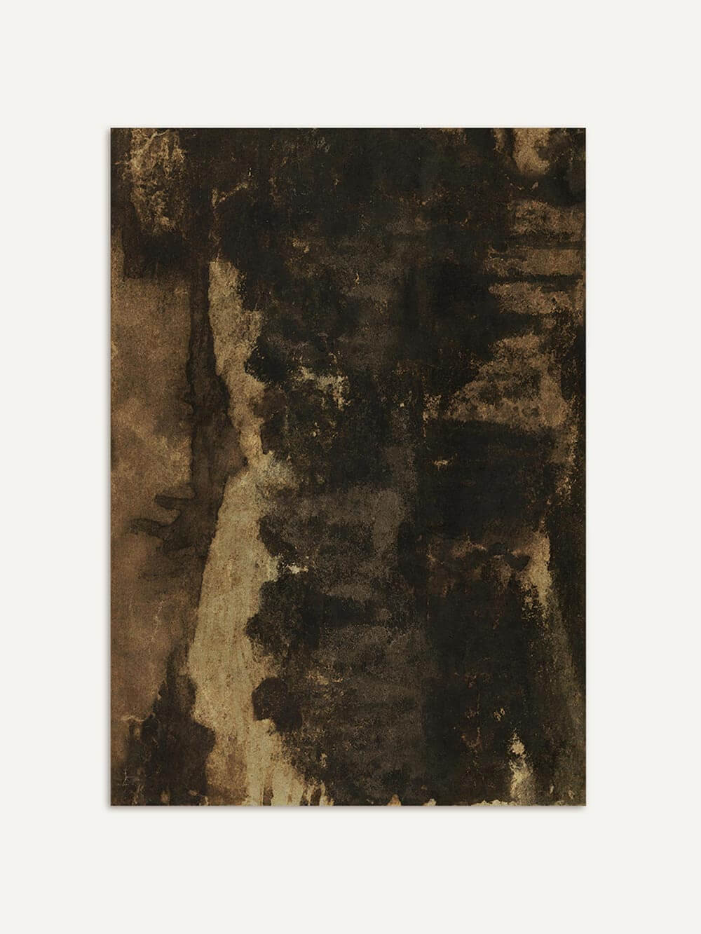 Abstrakter Kunstdruck mit dunkler, erdiger Farbpalette aus Braun, Schwarz und warmen Ockertönen vor hellem Hintergrund. Die unregelmäßige Struktur und matte Optik machen das Wandbild ideal für minimalistische und Wabi-Sabi inspirierte Räume.