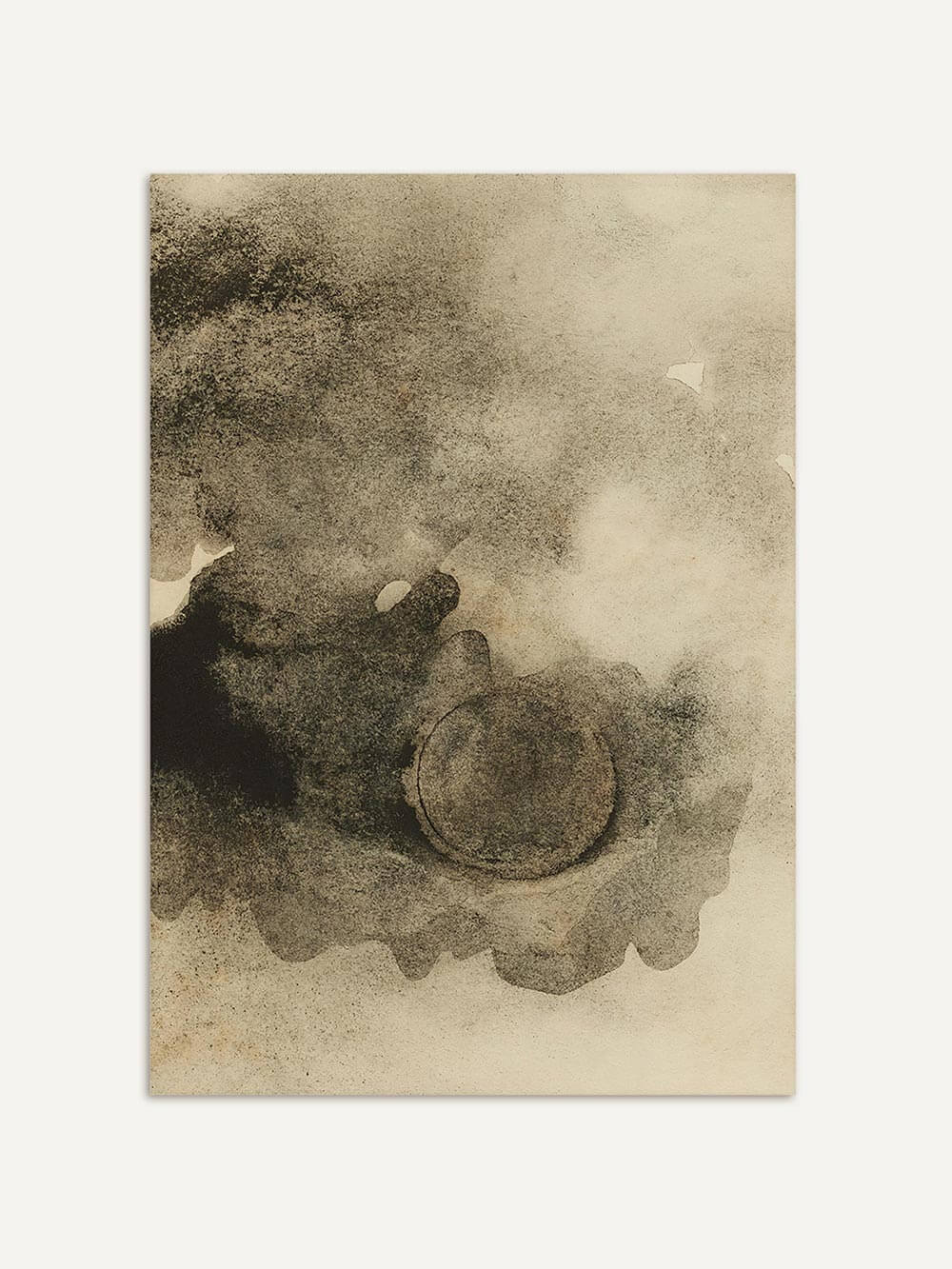 Abstrakter Kunstdruck in sanften Beige- und Grautönen mit wolkigen Tuschestrukturen und kreisförmigem Akzent, ruhig und ausgewogen komponiert. Minimalistisches Wandbild im Wabi-Sabi-Stil für moderne, helle Wohnräume und zeitlose Raumdekoration.