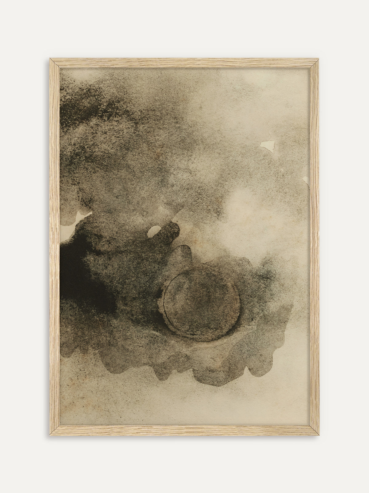Kunstdruck, der wolkige Tuscheflächen in Grau und Schwarz auf cremefarbenem Papier zeigt, in deren unterem Teil eine weiche Kreisform liegt. Im Rahmen aus hellem Holz wirkt das Japandi Motiv leicht und hell. #Rahmen_Helles Holz