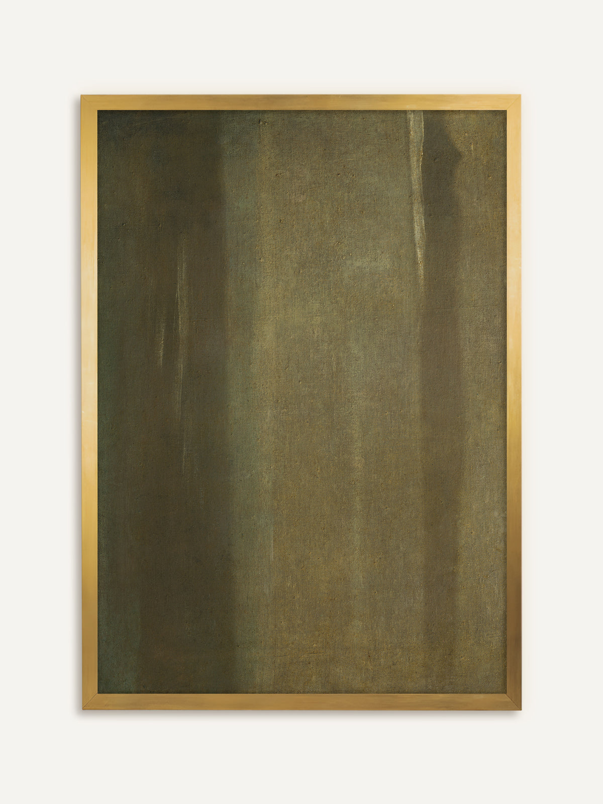 Wandbild, das eine ruhige Farbfläche in Oliv und Moosgrün mit weichen senkrechten Bahnen und feinen hellen Streifen zeigt. Im goldenen Rahmen erinnert das Bild an eine antike Wandpatina. #Rahmen_Gold