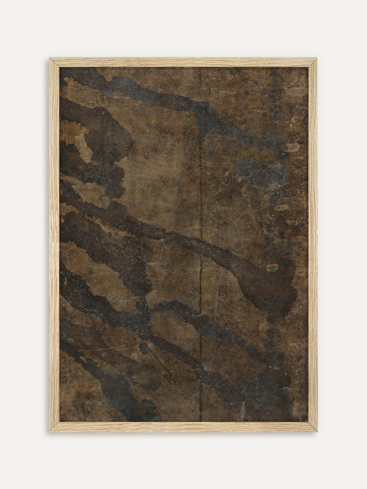Kunstdruck, der geschwungene dunkle Bahnen in Schwarzgrau auf rostbrauner, rissiger Oberfläche zeigt, die an verwitterten Stein erinnert. Im Rahmen aus hellem Holz wirkt das Wabi-Sabi Motiv warm und erdig. #Rahmen_Helles Holz