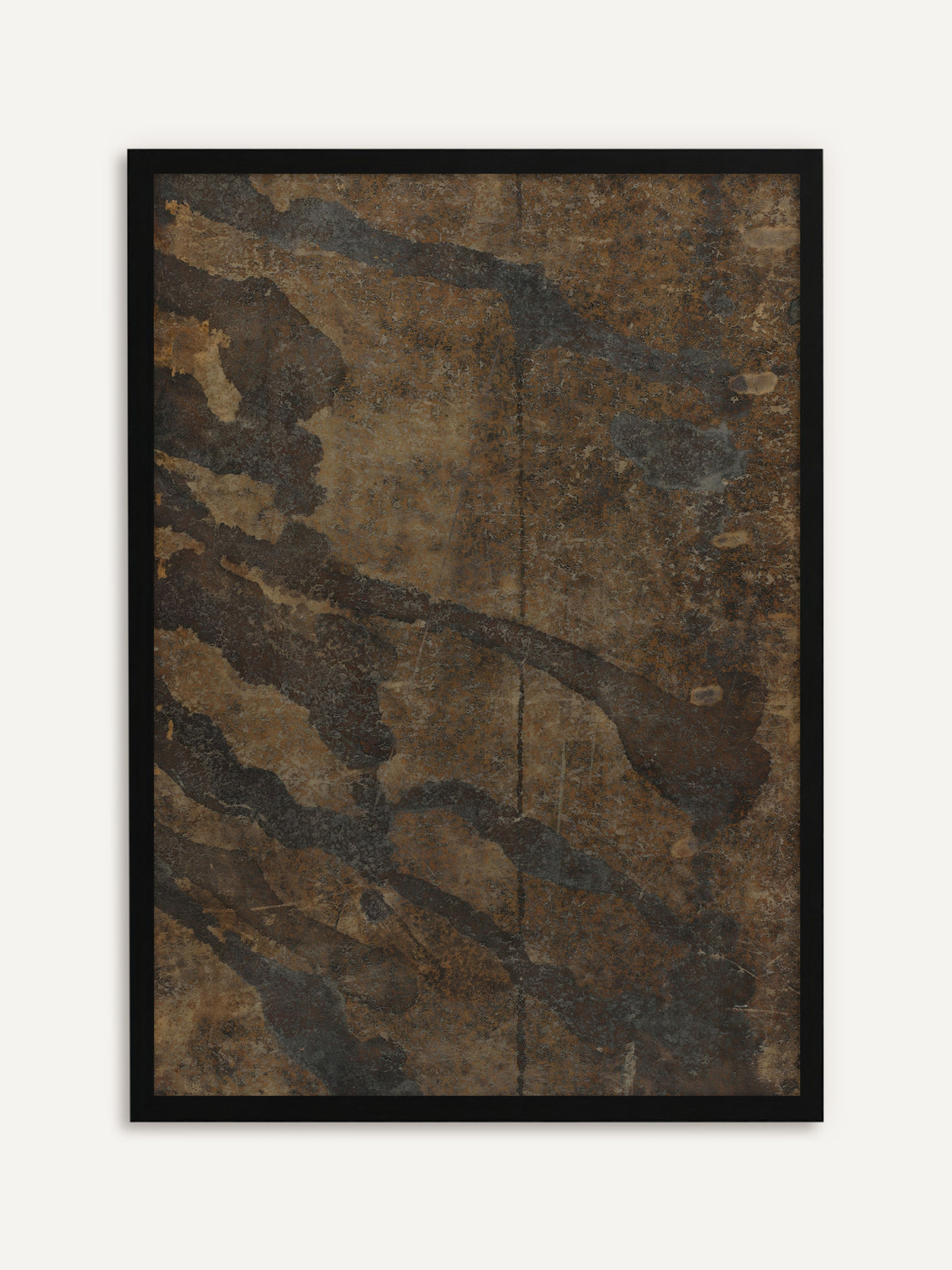 Gerahmtes Poster, das geschwungene dunkle Bahnen in Schwarzgrau auf rostbrauner, rissiger Oberfläche zeigt, die an verwitterten Stein erinnert. Mit schwarzem Rahmen fügt sich die Steinstruktur klar in eine Japandi Einrichtung ein. #Rahmen_Schwarz