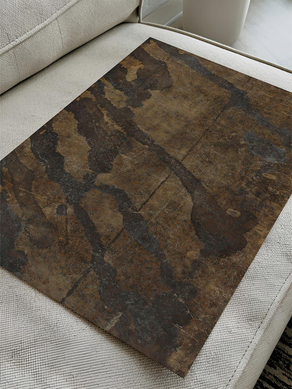 Abstrakter Wabi-Sabi Kunstdruck flach auf hellem Sofa platziert, wodurch Farbstruktur und Format klar sichtbar werden. Die Flatlay-Szene unterstreicht die ruhige, natürliche Ästhetik des Posters für zeitgemäße Interior-Konzepte.