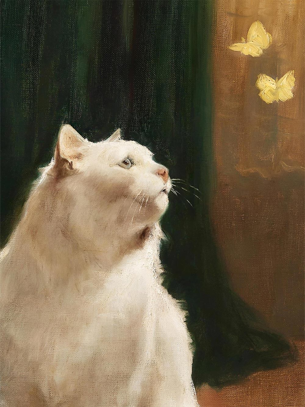 Nahaufnahme eines detailreichen Katzenporträts: Die weiße Katze blickt auf zwei goldene Schmetterlinge, umgeben von stimmungsvollem Licht und dunklen Grüntönen.