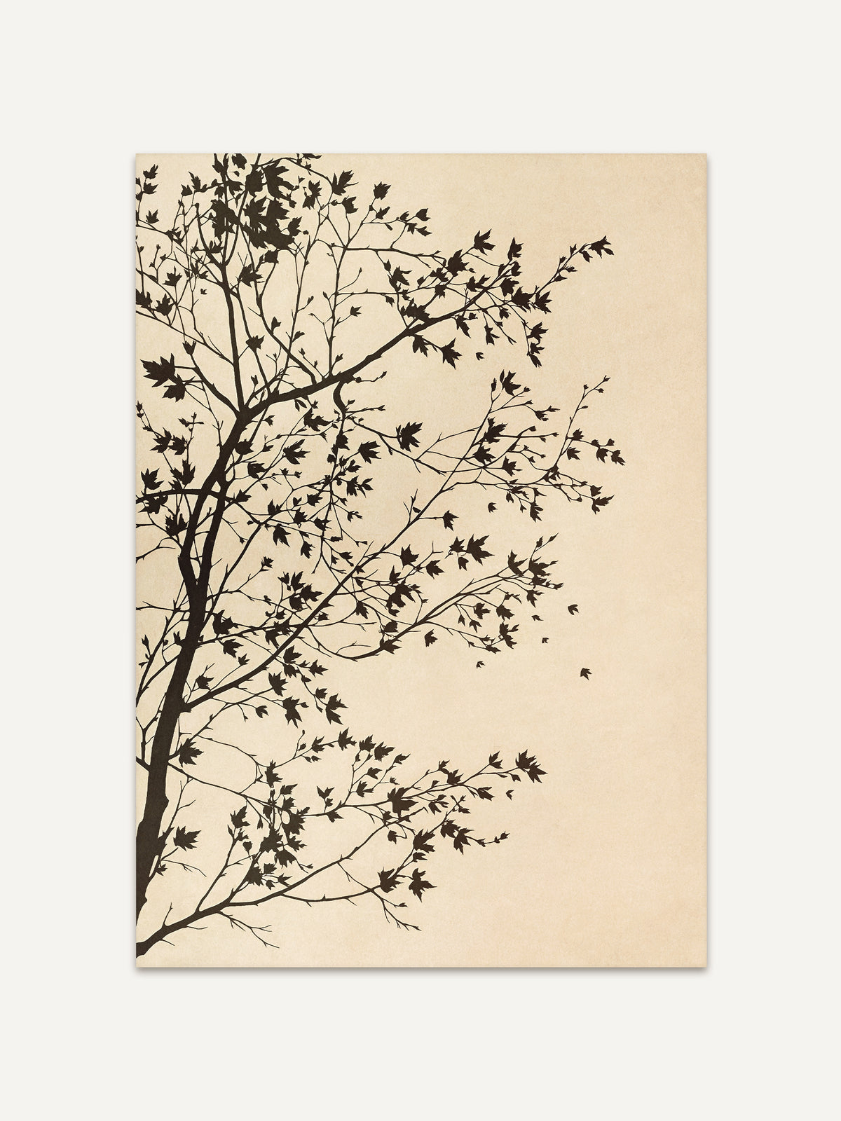 Kunstdruck mit der Silhouette eines Baumes, dessen dunkle Zweige mit kleinem Ahornlaub vom linken Rand in einen warmen Sandton ragen. Das reduzierte Japandi Motiv lässt rechts viel freie Fläche. #Rahmen_Ohne Rahmen