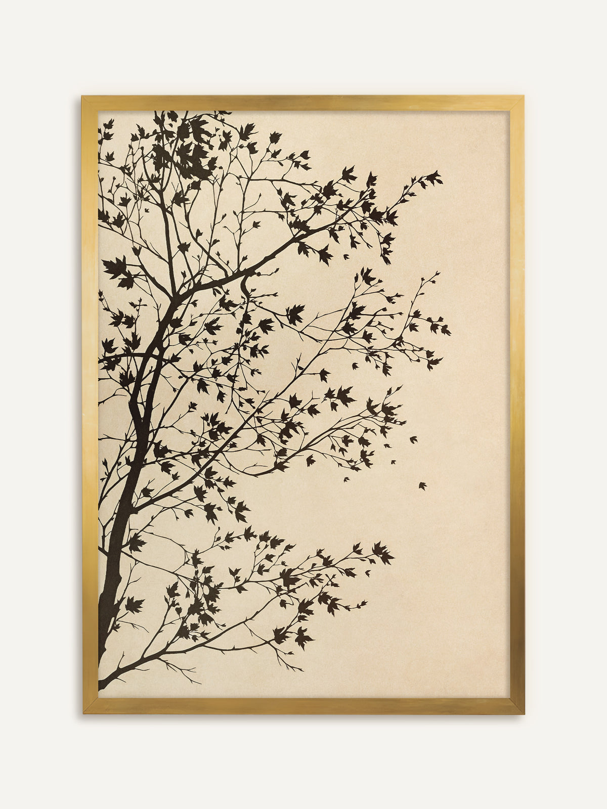 Wandbild, das die Silhouette eines Baumes zeigt, dessen dunkle Zweige mit kleinem Ahornlaub vom linken Bildrand weit in einen warmen Sandton ragen. Im goldenen Rahmen bekommt die schlichte Silhouette einen warmen Vintage Charakter. #Rahmen_Gold