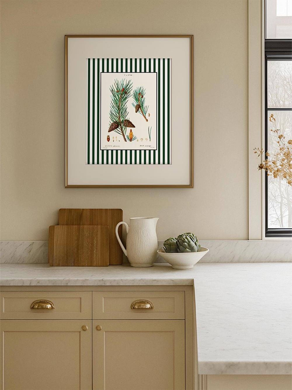 Botanischer Kunstdruck mit Kiefernnadeln und Zapfen über heller Arbeitsplatte mit Marmoroptik, Holzrahmen, elegantes Wandbild im botanischen Stil für die Küche.