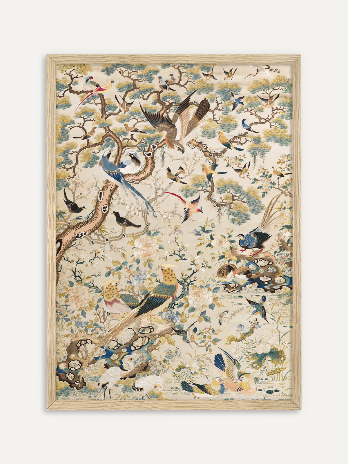 Kunstdruck, der zahlreiche bunte Vögel wie Fasane, Kraniche und Mandarinenten zwischen Kiefernästen und Pfingstrosen in feiner Stickerei auf hellem Grund zeigt. Im Rahmen aus hellem Holz wirkt das Chinoiserie Motiv leicht und frühlingshaft. #Rahmen_Helles Holz