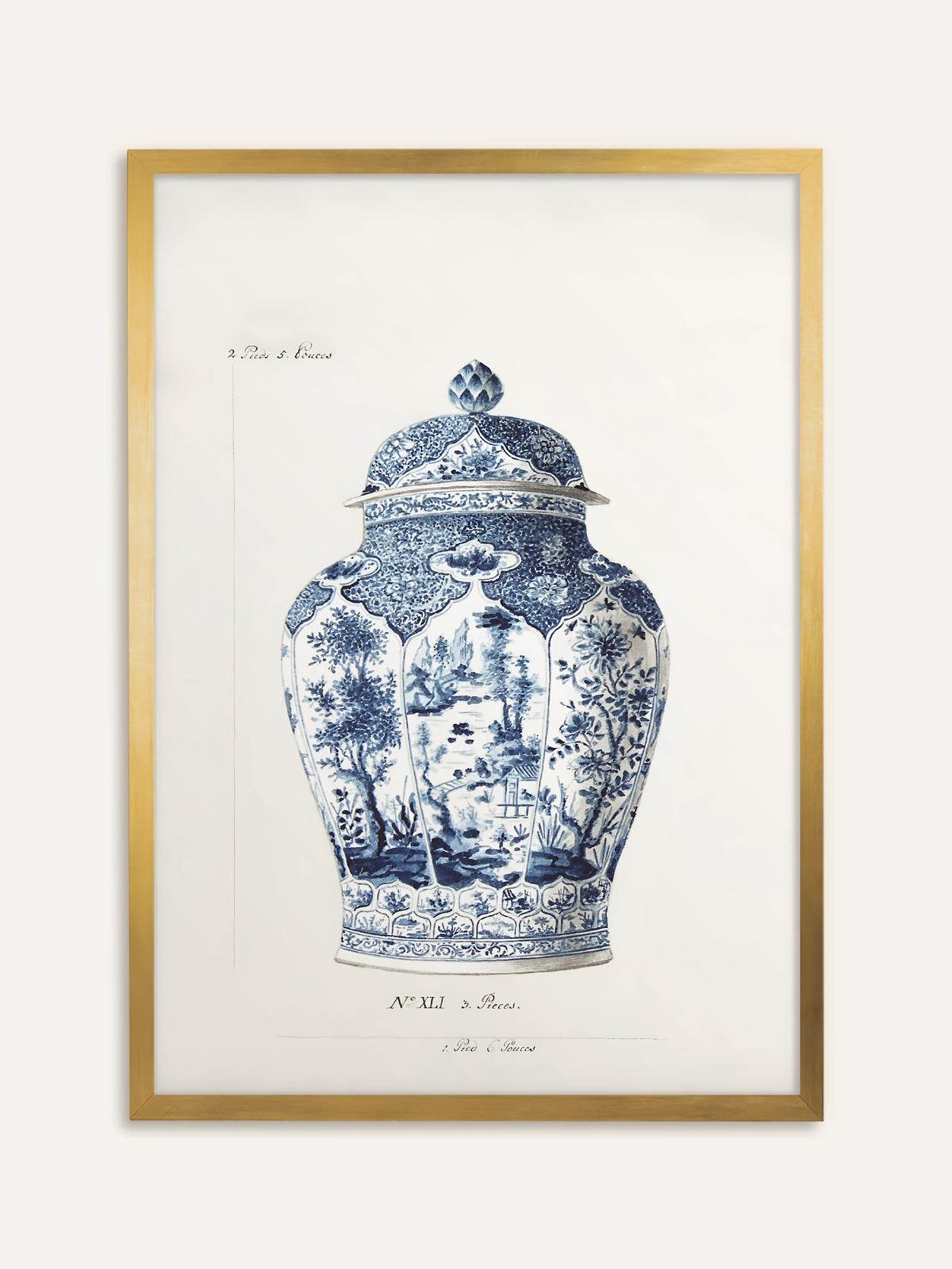 Wandbild, das eine blau-weiße Deckelvase mit Landschafts- und Blumenfeldern auf hellem Papier zeigt, beschriftet mit alten französischen Maßangaben. Im goldenen Rahmen wirkt die Porzellanvase wie ein antikes Sammlerblatt. #Rahmen_Gold