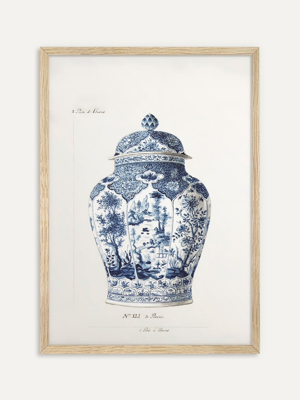 Kunstdruck, der eine blau-weiße Deckelvase mit Landschafts- und Blumenfeldern auf hellem Papier zeigt, beschriftet mit alten französischen Maßangaben. Im Rahmen aus hellem Holz wirkt das Chinoiserie Motiv frisch und leicht. #Rahmen_Helles Holz