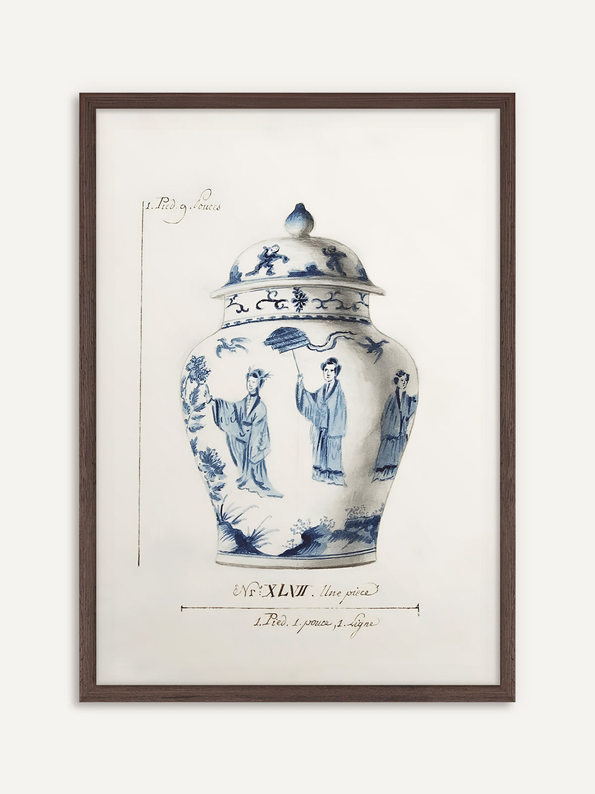 Poster, das eine blau-weiße Deckelvase mit gemalten Figuren in langen Gewändern, eine davon mit Schirm, auf hellem Papier mit handschriftlichen Maßangaben zeigt. Der Rahmen aus dunklem Holz gibt dem zarten Blau einen warmen Halt. #Rahmen_Dunkles Holz