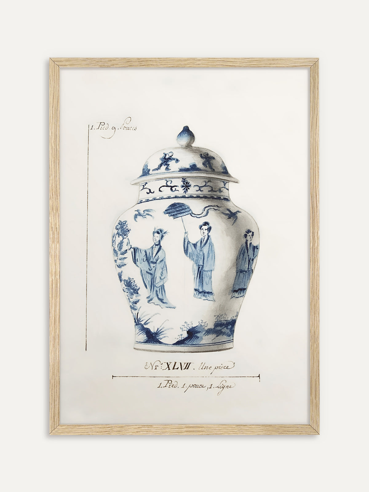 Kunstdruck, der eine blau-weiße Deckelvase mit gemalten Figuren in langen Gewändern, eine davon mit Schirm, auf hellem Papier mit handschriftlichen Maßangaben zeigt. Im Rahmen aus hellem Holz wirkt das Chinoiserie Motiv hell und luftig. #Rahmen_Helles Holz