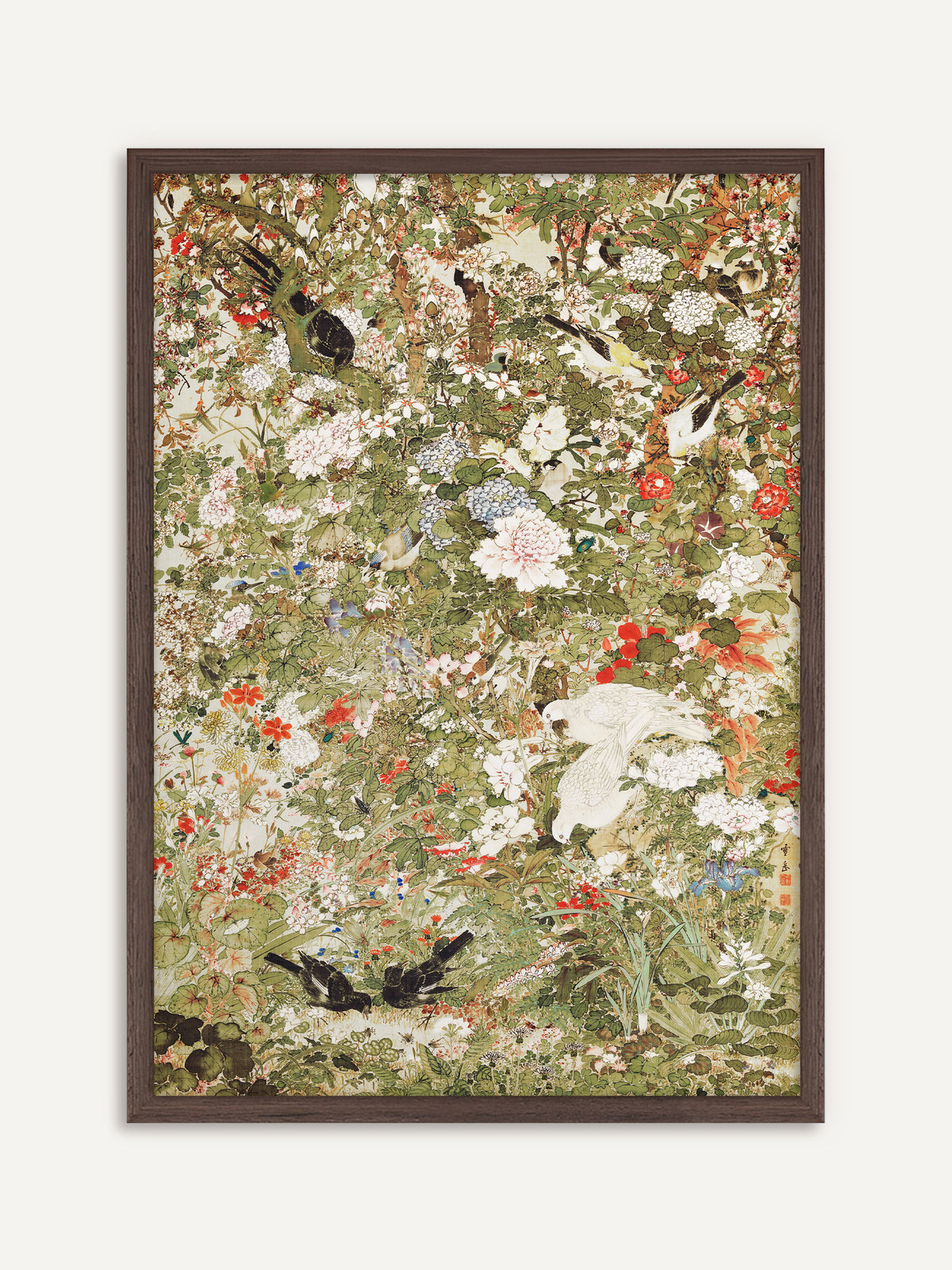Poster, das einen dichten Blumengarten mit Pfingstrosen, Hortensien und roten Kamelien zeigt, in dem weiße, schwarze und gelbe Vögel sitzen. Der Rahmen aus dunklem Holz fasst die Fülle an Blüten ruhig ein. #Rahmen_Dunkles Holz