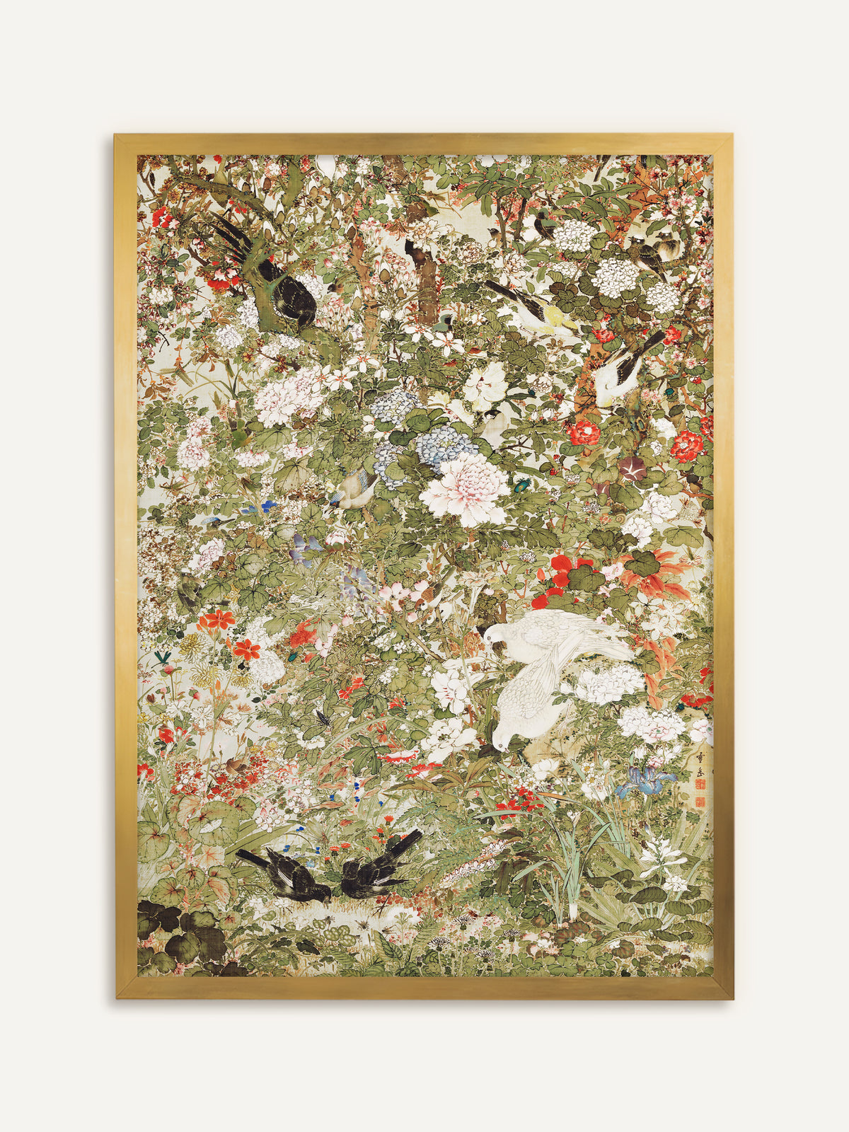 Wandbild, das einen dichten Blumengarten mit Pfingstrosen, Hortensien und roten Kamelien zeigt, in dem weiße, schwarze und gelbe Vögel sitzen. Im goldenen Rahmen wirkt das Bild wie eine antike japanische Malerei. #Rahmen_Gold
