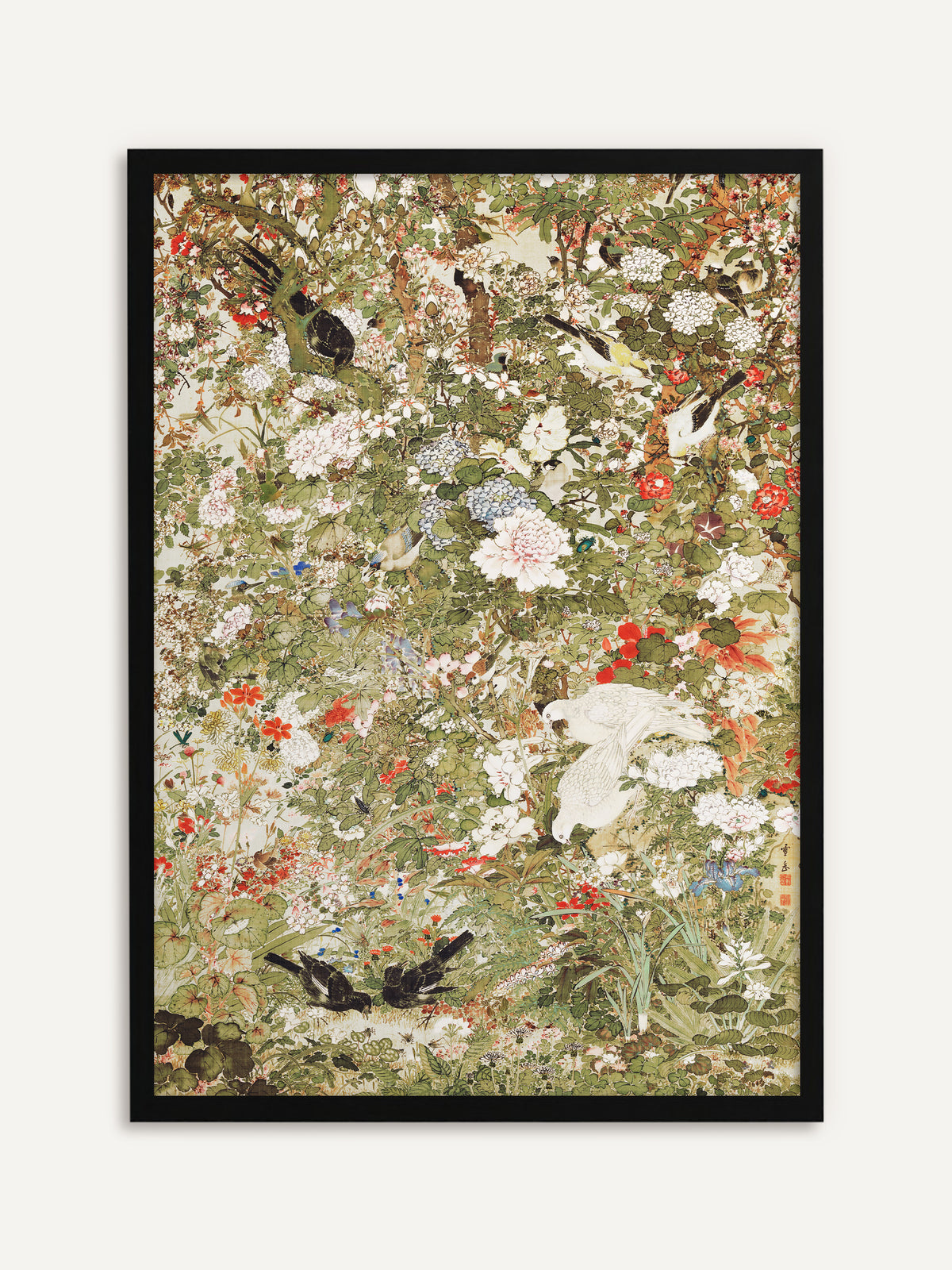Gerahmtes Poster, das einen dichten Blumengarten mit Pfingstrosen, Hortensien und roten Kamelien zeigt, in dem weiße, schwarze und gelbe Vögel sitzen. Mit schwarzem Rahmen treten die dunklen Vögel und das Grün klar hervor. #Rahmen_Schwarz