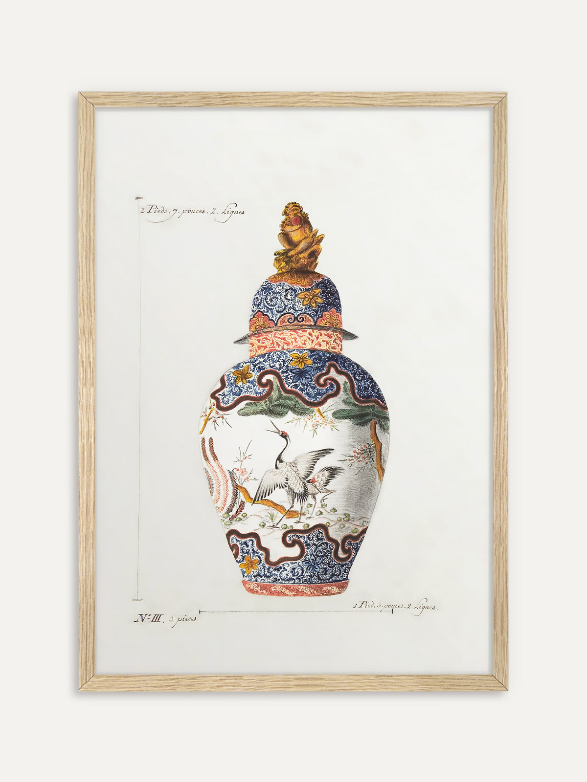 Kunstdruck, der eine Deckelvase mit zwei Kranichen unter Kiefern zeigt, umrahmt von blauen Rankenmustern, gelben Blüten und einer goldenen Figur auf dem Deckel. Im Rahmen aus hellem Holz wirkt das Chinoiserie Motiv frisch und hell. #Rahmen_Helles Holz