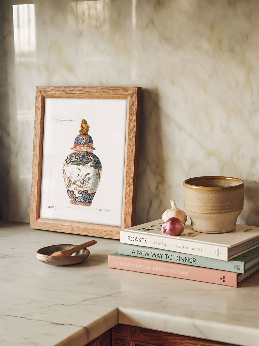 Antiker Chinoiserie-Kunstdruck einer bunten Vase, elegant platziert auf einer Küchenarbeitsplatte, eingerahmt in einem Holzrahmen neben Kochbüchern und Küchenutensilien.