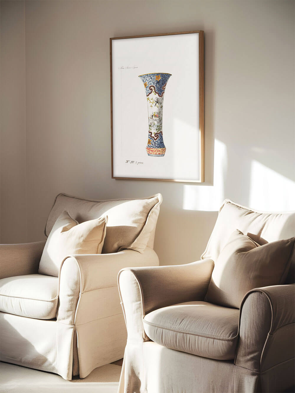 Chinoiserie-Kunstdruck einer dekorativen Vase, elegant gerahmt und in einem stilvollen Wohnzimmer mit beigen Sesseln und weichem Lichteinfall an der Wand aufgehängt.