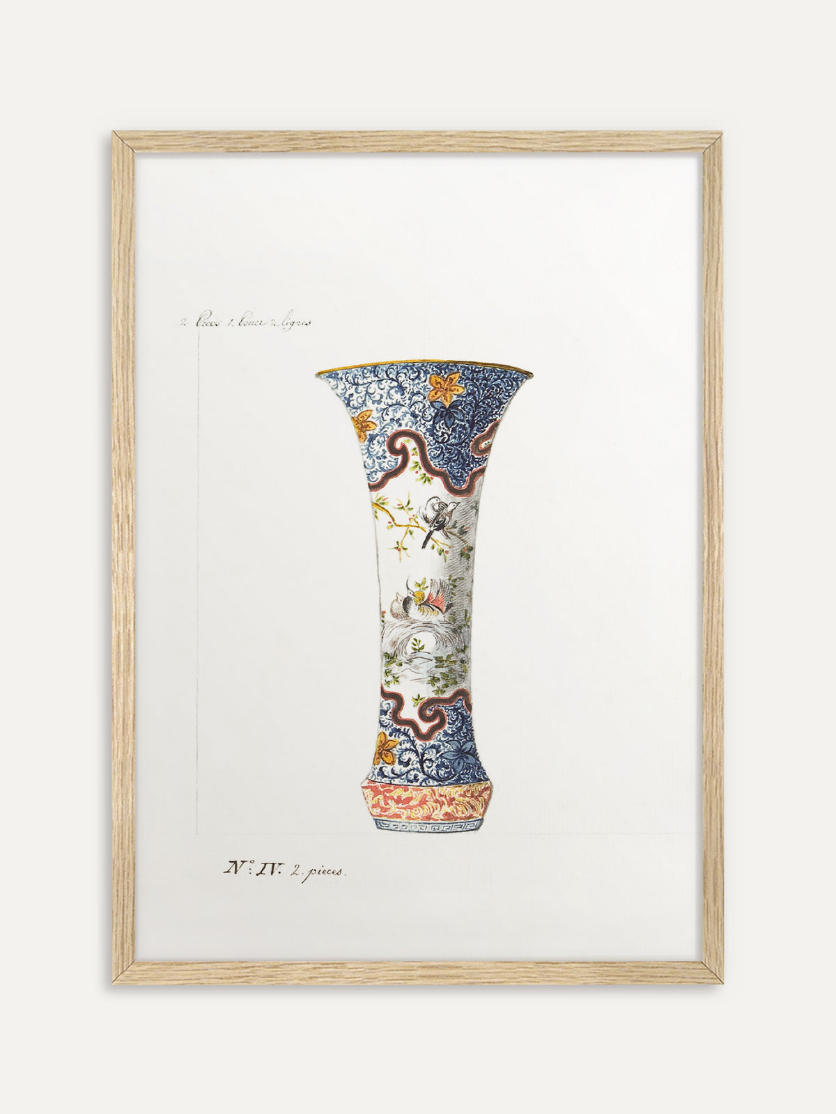 Kunstdruck, der eine schlanke Trompetenvase mit Vögeln an einem Teich, blauen Rankenmustern und gelben Blüten auf hellem Papier zeigt. Im Rahmen aus hellem Holz wirkt das Chinoiserie Motiv leicht und luftig. #Rahmen_Helles Holz