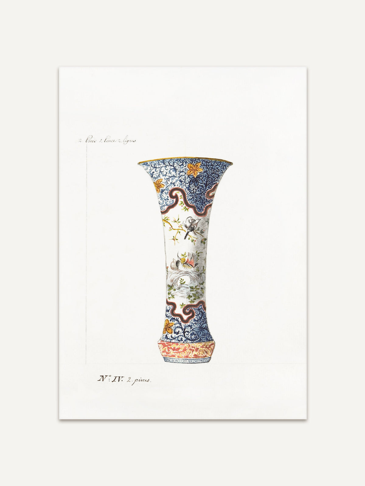 Kunstdruck einer kunstvoll verzierten Chinoiserie-Vase mit detaillierten floralen Mustern und eleganten Vogelmotiven. Die Vase zeigt eine harmonische Kombination aus blauen, weißen und goldenen Elementen, die typisch für das historische Chinoiserie-Design sind. #Rahmen_Ohne Rahmen