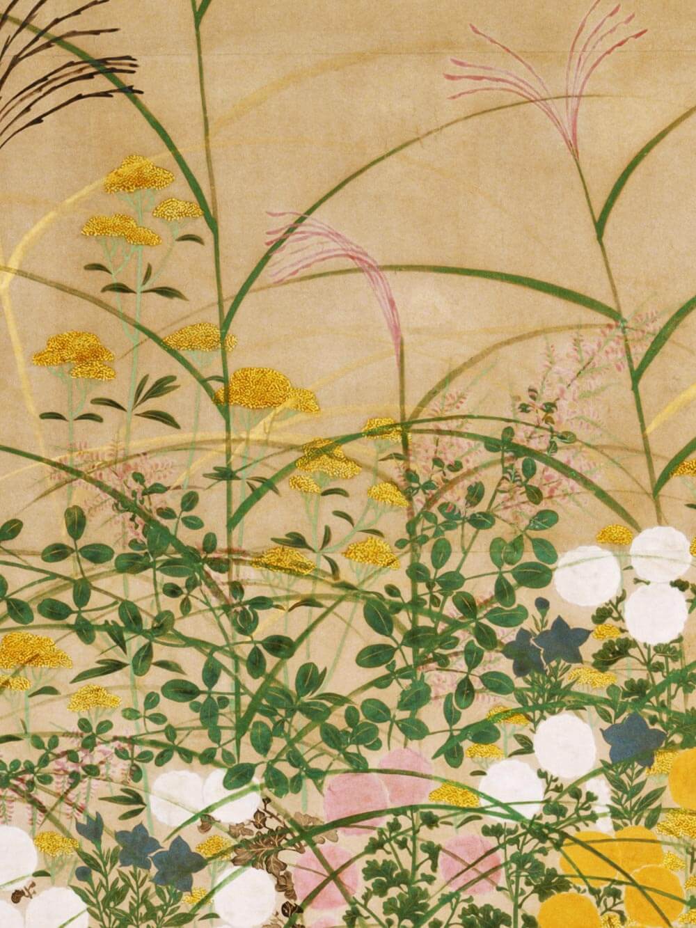 Nahaufnahme eines Chinoiserie-Kunstdrucks mit filigranen Darstellungen von gelben und weißen Blumen, dichtem grünen Laub und zartem Pampasgras. Die floralen Details wirken lebendig auf einem sanften, beigefarbenen Hintergrund, der dem Bild eine ruhige und natürliche Atmosphäre verleiht.
