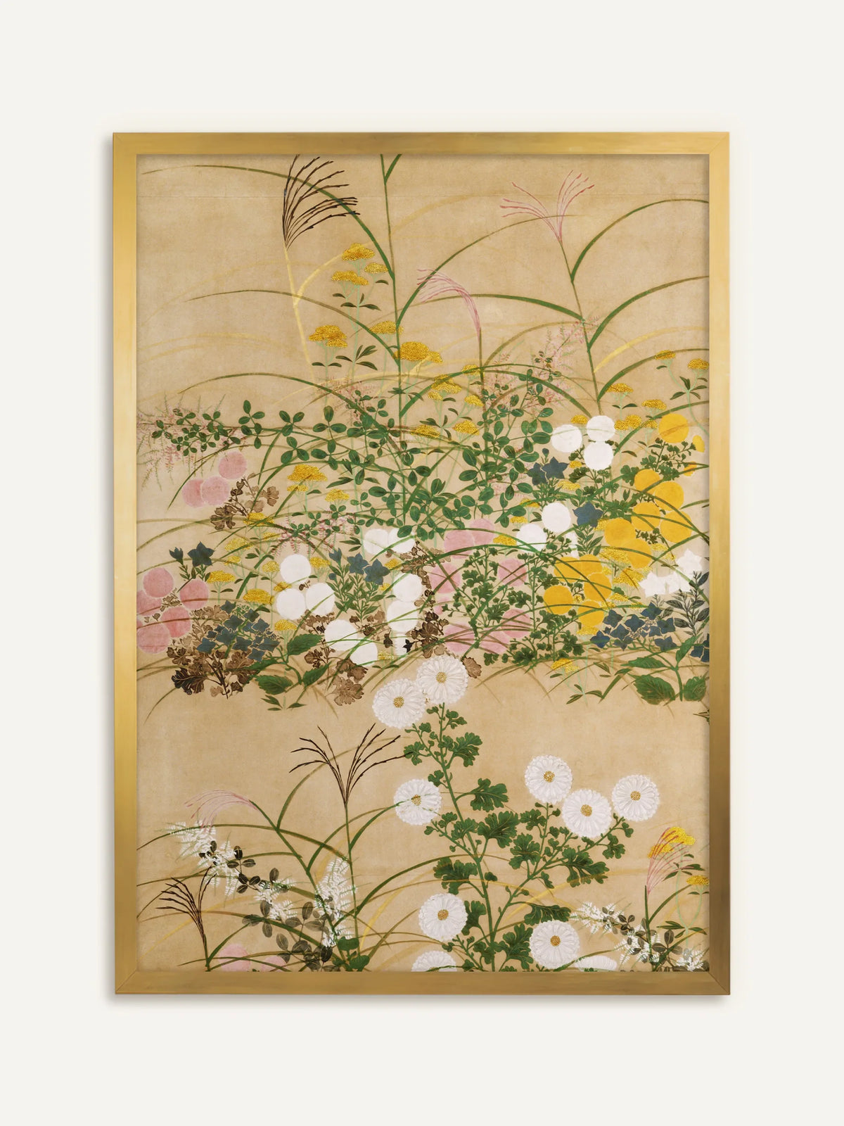 Gerahmter Kunstdruck mit weißen Chrysanthemen, rosa und gelben Blüten und feinen Gräsern auf warmem Beige, im schmalen Goldrahmen. Chinoiserie Motiv nach Ogata Korin. #Rahmen_Gold