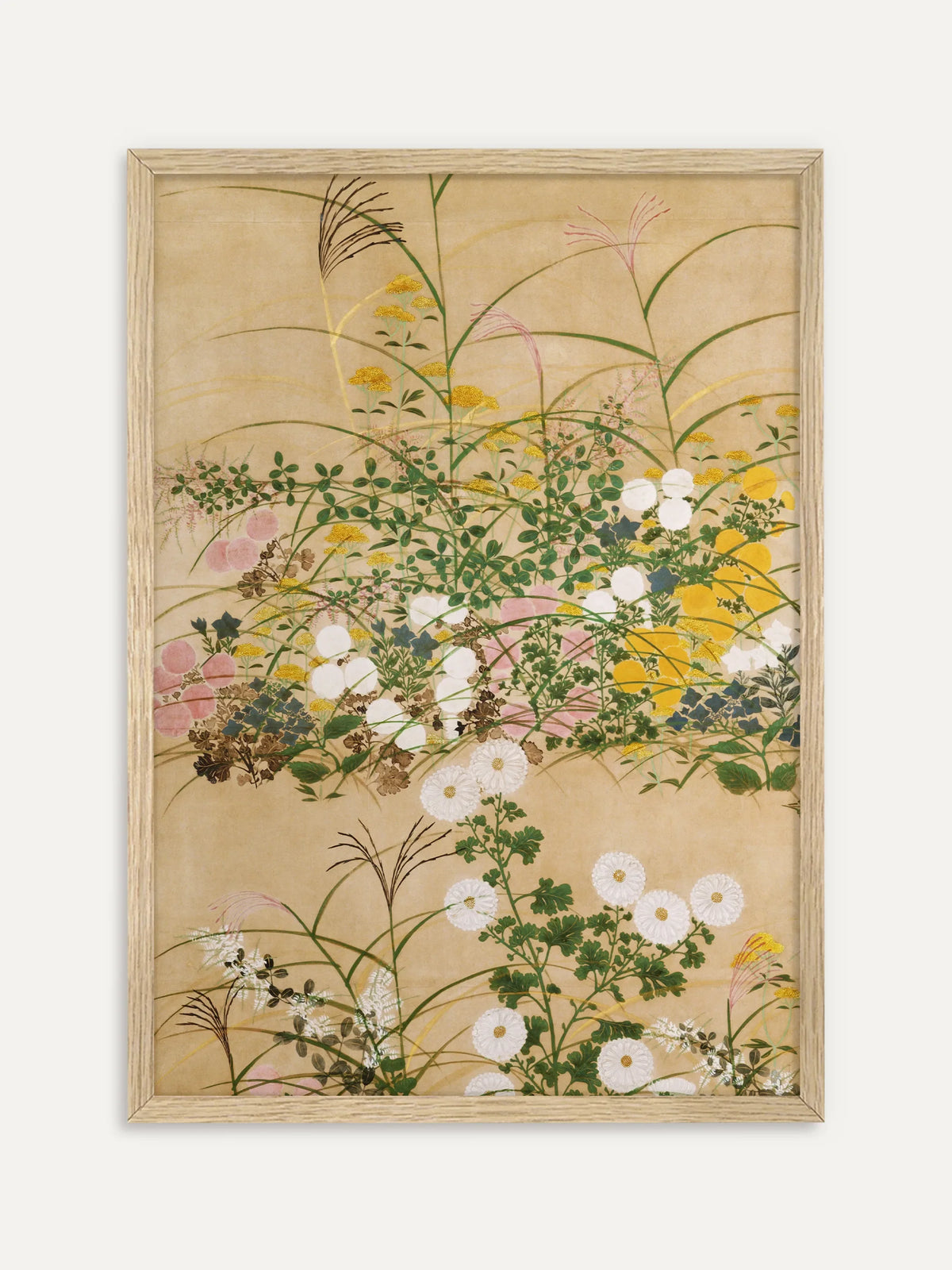 Gerahmter Kunstdruck mit weißen Chrysanthemen, rosa und gelben Blüten und feinen Gräsern auf warmem Beige, im schmalen Rahmen aus hellem Holz. Chinoiserie Motiv nach Ogata Korin. #Rahmen_Helles Holz