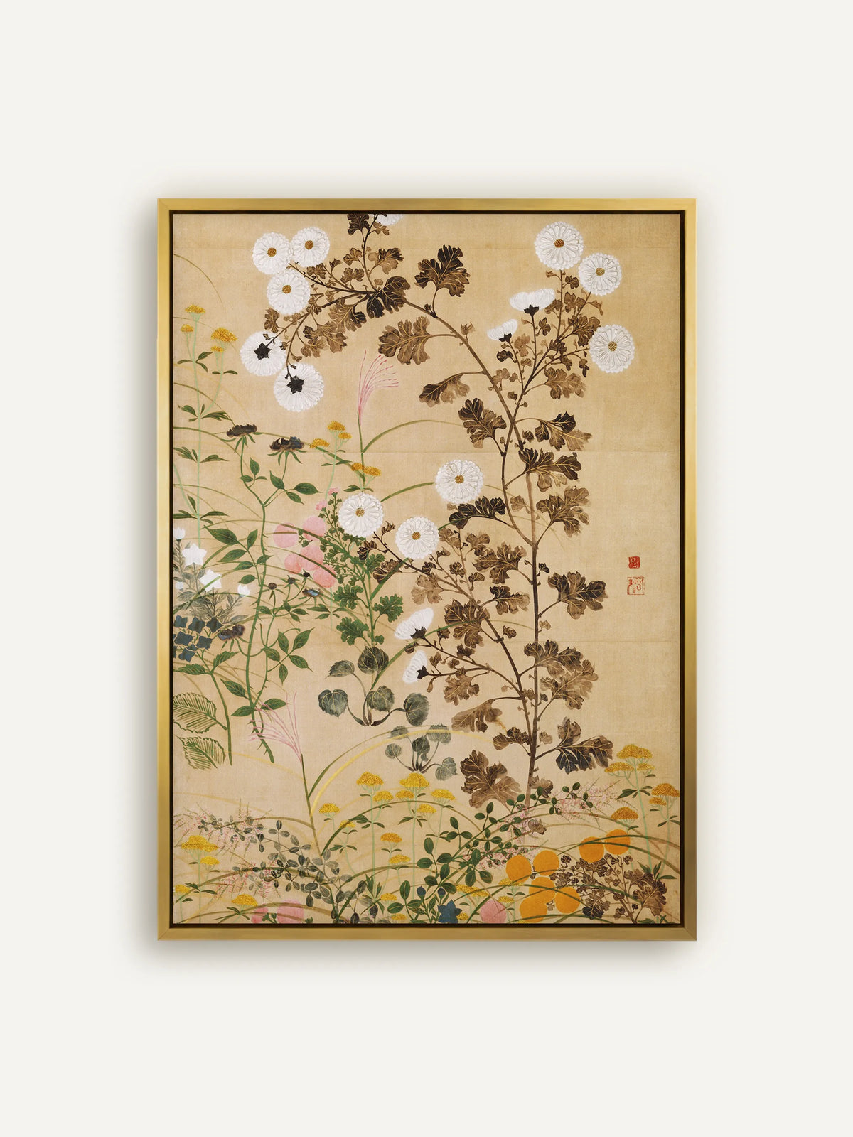 Leinwandbild mit weißen Chrysanthemen an bronzebraunem Laub, gelben und orangefarbenen Blüten und feinen Gräsern auf warmem Beige im Schattenfugenrahmen in Gold. Chinoiserie Wandbild nach Ogata Korin. #Rahmen_Gold
