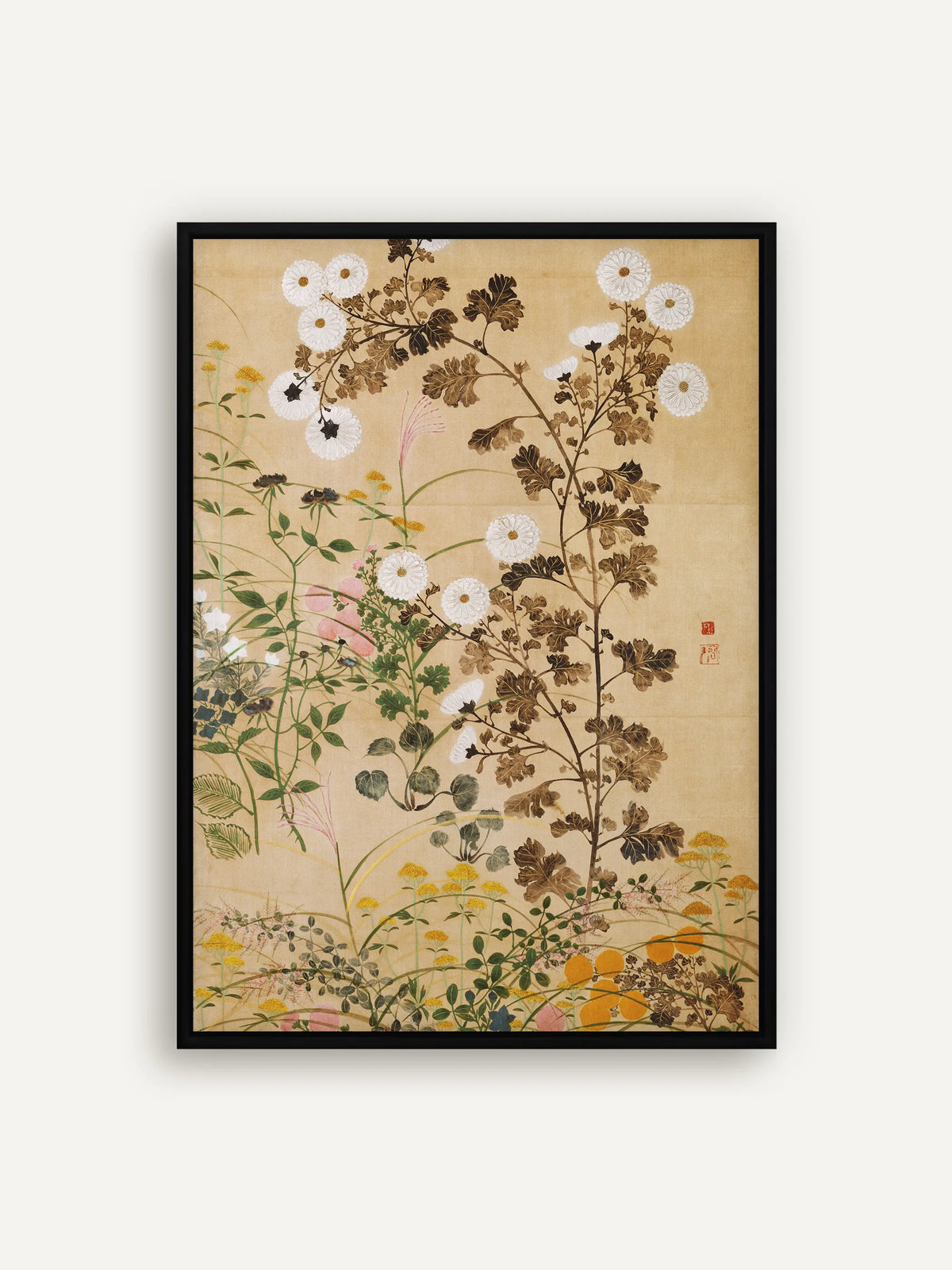 Leinwandbild mit weißen Chrysanthemen an bronzebraunem Laub, gelben und orangefarbenen Blüten und feinen Gräsern auf warmem Beige im Schattenfugenrahmen in Schwarz. Chinoiserie Wandbild nach Ogata Korin. #Rahmen_Schwarz