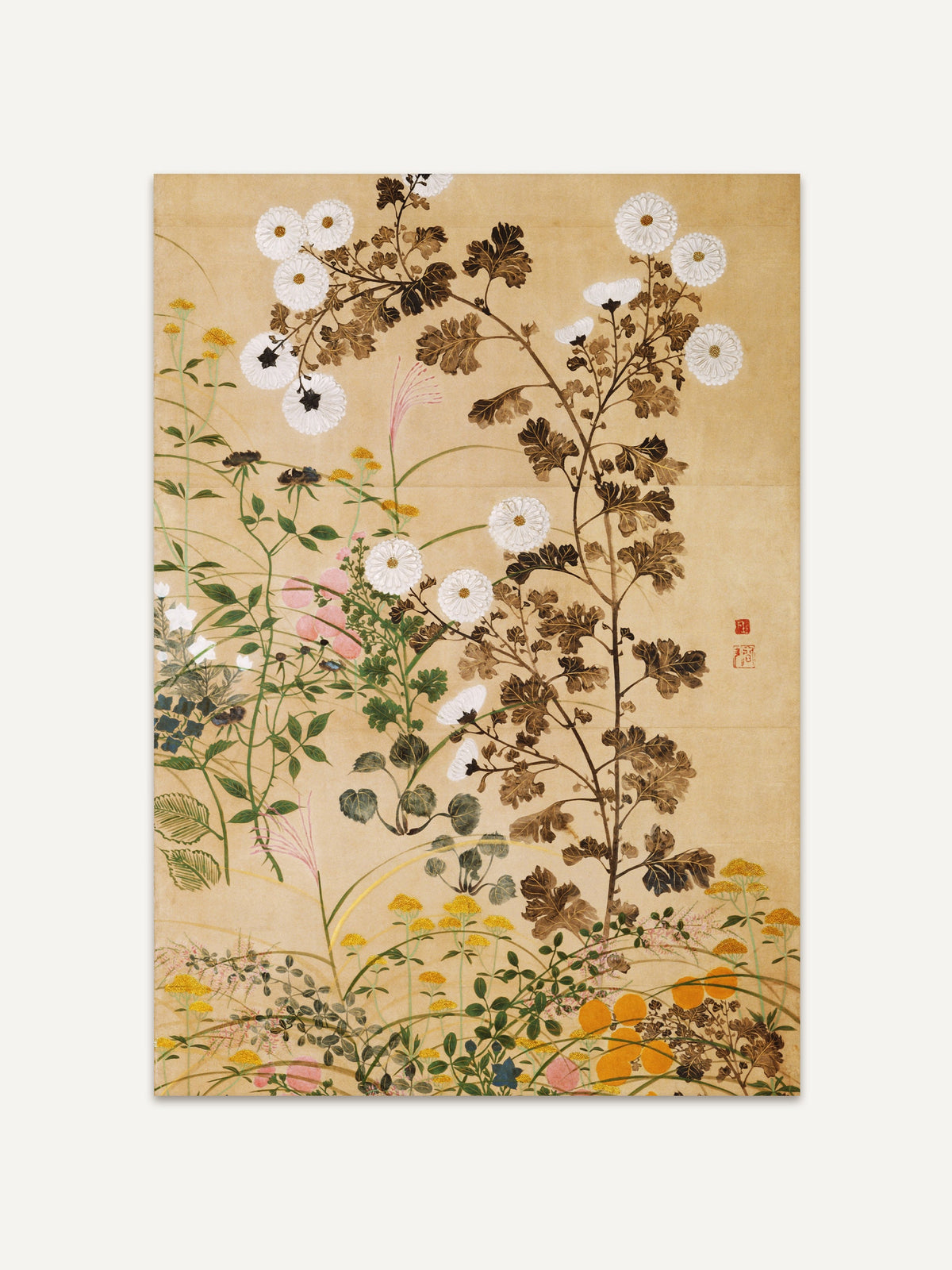 Chinoiserie-Wandbild mit detailreichen Blumenmotiven auf beigem Hintergrund. Die Illustration zeigt weiße Chrysanthemen, braune Blätter und Pampasgras, die kunstvoll angeordnet sind. Die warmen Gelb- und Brauntöne ergänzen das florale Thema und schaffen eine beruhigende, herbstliche Atmosphäre. #Rahmen_Ohne Rahmen