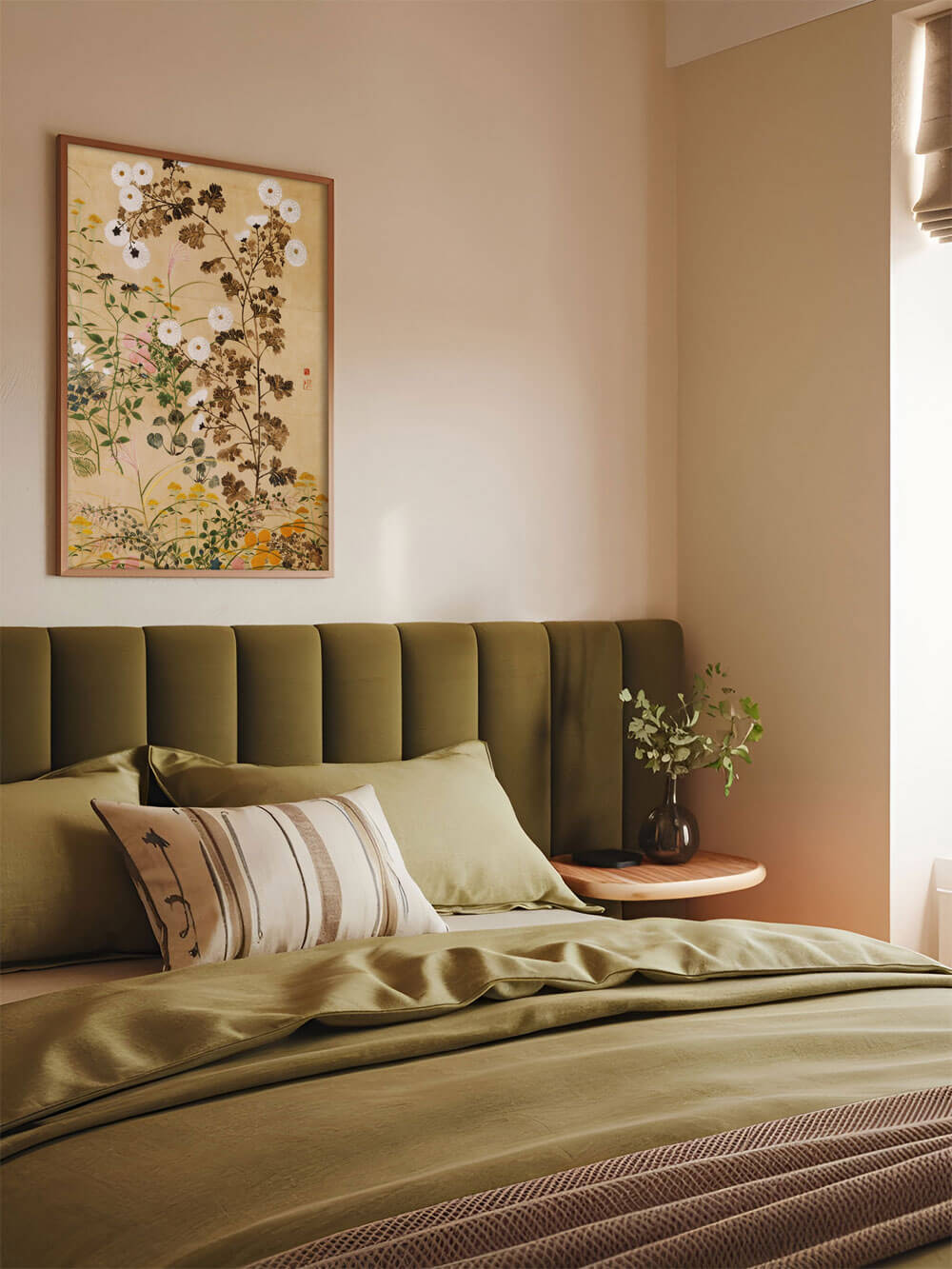 Wandbild mit Blumenmotiv im Rahmen über einem olivgrünen Bettkopfteil. Das Bild zeigt braune und weiße Chrysanthemen auf einem beigen Hintergrund. Die erdigen Farben des Bettes und der minimalistischen Dekoration sorgen für eine entspannende, beruhigende Schlafzimmeratmosphäre.