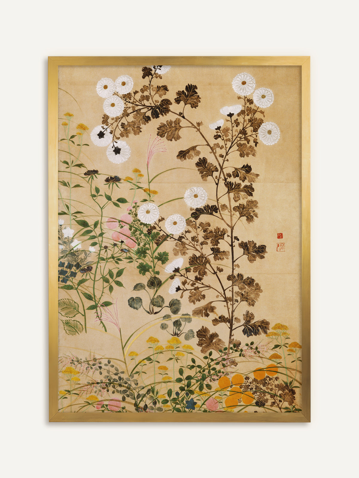 Kunstdruck mit weißen Chrysanthemen, bronzebraunem Laub und zarten Gräsern auf warmem beigem Grund. Der goldene Rahmen verleiht dem floralen Chinoiserie-Motiv einen edlen Glanz. #Rahmen_Gold