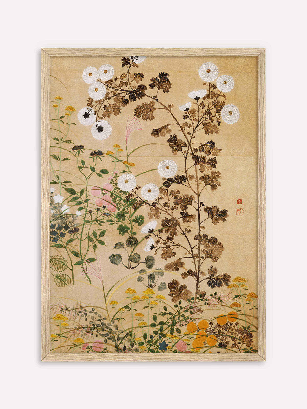 Wandbild mit weißen Chrysanthemen, bronzebraunem Laub und zarten Gräsern auf warmem beigem Grund. Im Rahmen aus hellem Holz wirkt das Chinoiserie-Motiv luftig und passt zu Japandi-Räumen. #Rahmen_Helles Holz