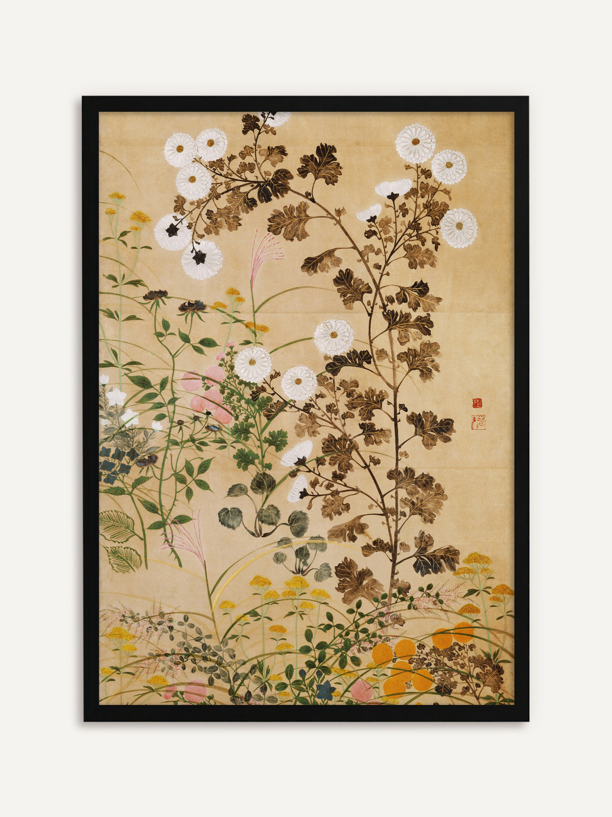 Vintage-Poster mit weißen Chrysanthemen, bronzebraunem Laub und zarten Gräsern auf warmem beigem Grund. Mit schwarzem Rahmen bekommt die florale Chinoiserie einen klaren, modernen Kontrast. #Rahmen_Schwarz