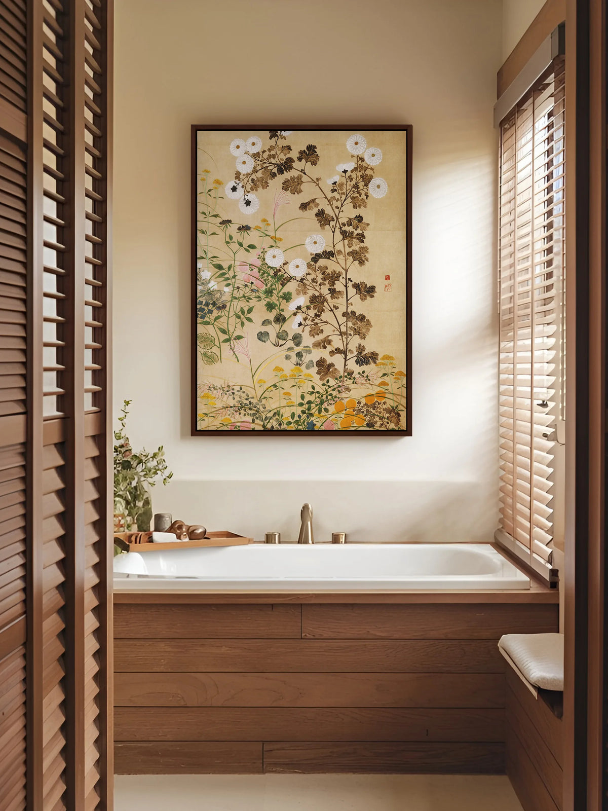 Leinwandbild mit Chrysanthemen im braunen Rahmen über einer holzverkleideten Badewanne zwischen Fensterläden aus Holz. Das Chinoiserie Wandbild greift die warmen Holztöne des Badezimmers auf.