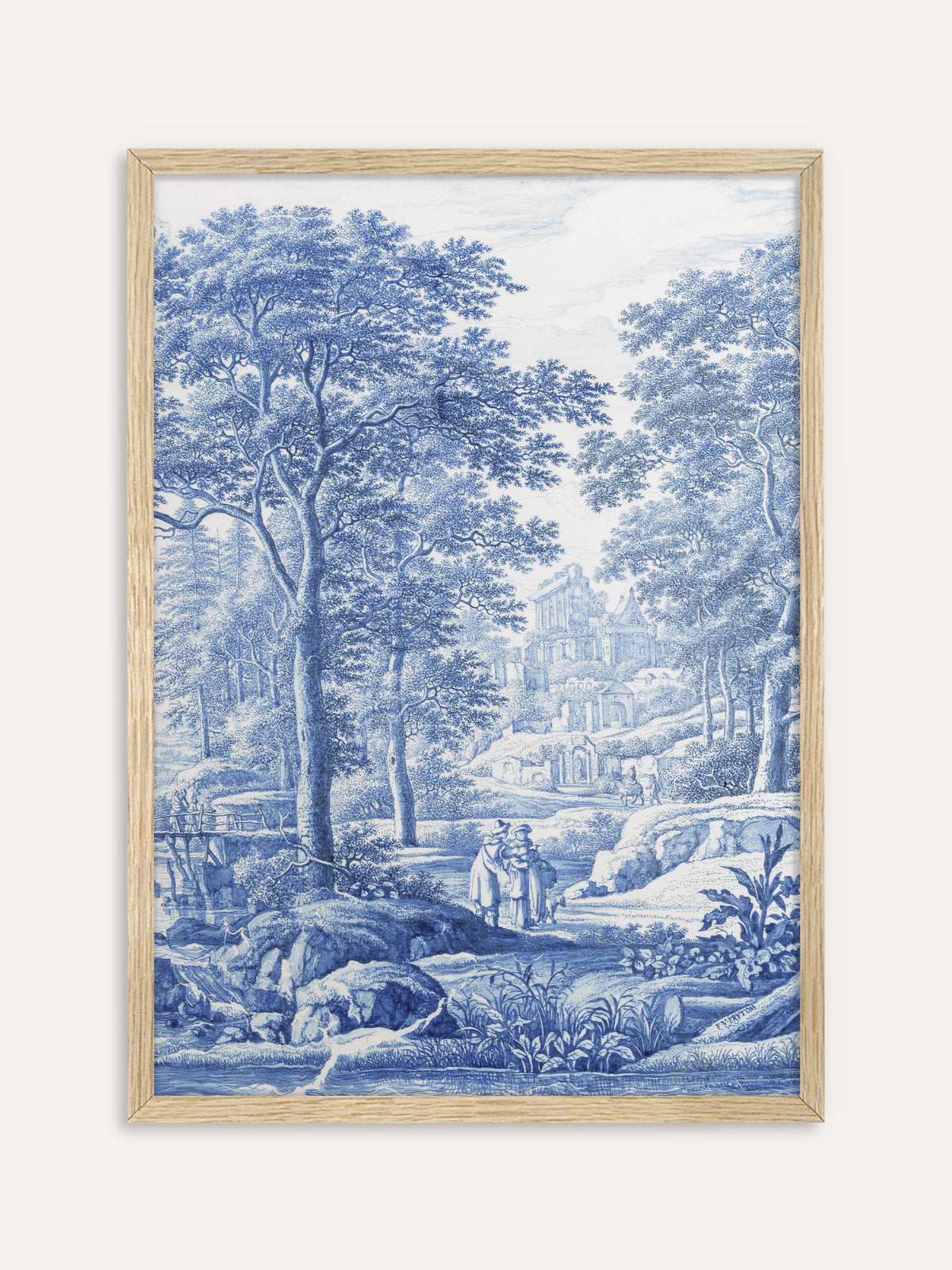Kunstdruck, der eine blaue Waldlandschaft mit hohen Bäumen, einem spazierenden Paar am Bach und einer Ruine auf dem Hügel im Hintergrund zeigt. Im Rahmen aus hellem Holz wirkt das blau-weiße Chinoiserie Motiv ruhig und hell. #Rahmen_Helles Holz